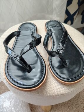 UGG Black Patent Thong Sandals with Tan Sole For Girls